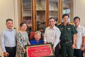 TPHCM tri ân, thăm gia đình các cá nhân tiêu biểu 