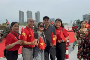 Ngay lúc này, dòng người đổ về trung tâm TPHCM 