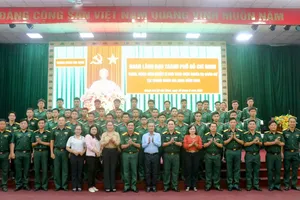 Lãnh đạo TPHCM thăm, động viên chiến sĩ mới nhập ngũ