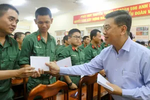 Lãnh đạo TPHCM thăm, động viên chiến sĩ mới nhập ngũ năm 2025