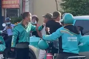 Bốn người chặn xe taxi công nghệ, đập kính, đánh tài xế giữa đường