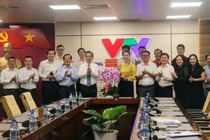 Phó Bí thư Thành ủy TPHCM Nguyễn Phước Lộc chúc mừng các cơ quan báo chí