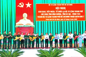 Bàn giao, tiếp nhận, tổ chức lại Bộ Tư lệnh TPHCM