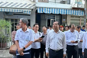 Chủ tịch UBND TPHCM đến hiện trường chỉ đạo khắc phục vụ cháy tại cư xá Độc Lập