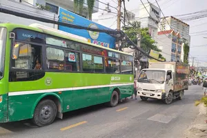 Dựng hiện trường vụ tài xế xe tải cầm dao rượt đánh tài xế xe buýt ở TPHCM