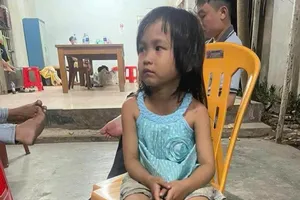 TPHCM: Bé gái đi lạc một tuần chưa có người thân đến nhận
