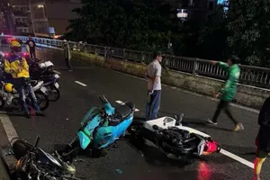 Xe máy chạy ngược chiều, gây tai nạn trên cầu vượt Ngã Tư Ga