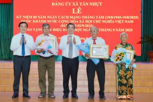 14 đảng viên Đảng bộ xã Tân Nhựt nhận Huy hiệu Đảng 