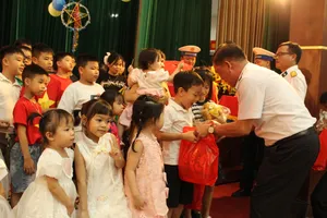 Vầng trăng nối liền biển đảo