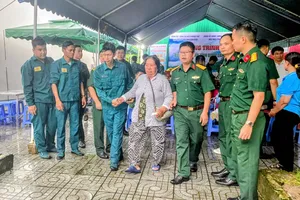 Tổ chức "Bữa cơm nghĩa tình quân dân" ở đặc khu Côn Đảo