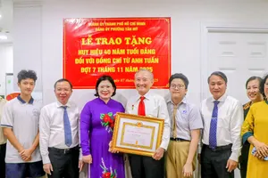 Phó Bí thư Thành ủy TPHCM Văn Thị Bạch Tuyết trao Huy hiệu Đảng đến đồng chí Từ Anh Tuấn 