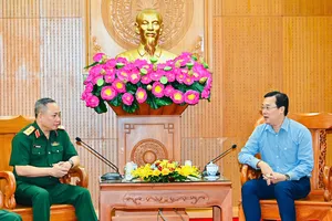 Đồng chí Lê Quốc Phong trò chuyện thân tình cùng Trung tướng Trần Công Chính. Ảnh: VIỆT DŨNG