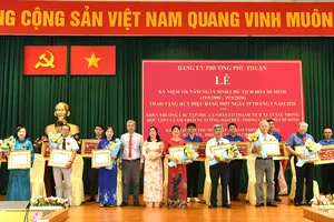 17 đảng viên phường Phú Thuận nhận Huy hiệu Đảng