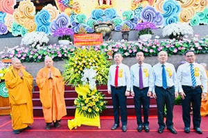 Trao hoa của Thành ủy - HĐND - UBND - Ủy ban MTTQ Việt Nam TPHCM mừng Đại lễ Phật đản. Ảnh: VIỆT DŨNG