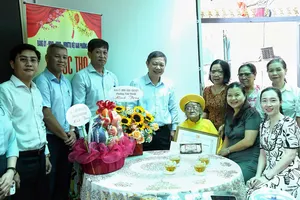 Lãnh đạo TPHCM thăm, chúc thọ người cao tuổi tiêu biểu 