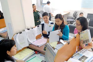 Các doanh nghiệp làm hồ sơ thuế tại Cục Thuế TPHCM. Ảnh: Cao Thăng