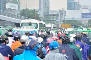 Đường Trường Sơn, TPHCM kẹt cứng vào sáng 20-7.