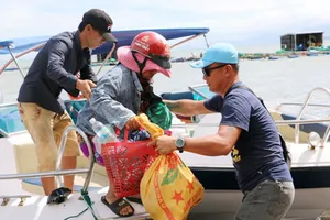 Một người dân bị kẹt trên đảo hoang được nhóm anh Luân tiếp cận và đưa vào bờ trưa 6-11