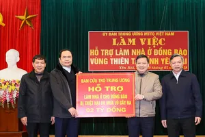 Ủy ban TƯ MTTQ Việt Nam trao 2 tỷ đồng hỗ trợ bà con vùng lũ xây nhà ở