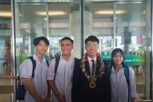 Nguyễn Ngọc Long bên bạn bè ở sân bay Nội Bài sáng 30-7