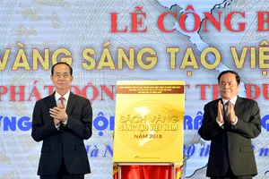  Chủ tịch nước Trần Đại Quang và Chủ tịch Ủy ban TƯ MTTQ Việt Nam Trần Thanh Mẫn  kéo băng khai trương, công bố Sách vàng Sáng tạo Việt Nam 2018 