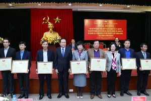 Khen thưởng các tập thể, cá nhân làm tốt công tác giám sát, phản biện xã hội