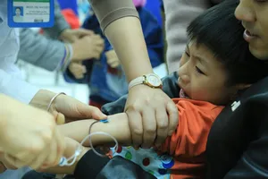 Học sinh sợ hãi xét nghiệm sán heo tại Bệnh viện Nhiệt đới trung ương ở Hà Nội