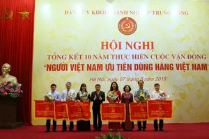 Khen thưởng tập thể, cá nhân tại hội nghị