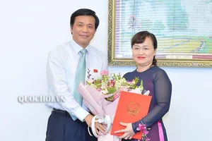 Chủ nhiệm Văn phòng Quốc hội Nguyễn Hạnh Phúc trao quyết định bổ nhiệm cho  bà Phạm Thúy Chinh. Ảnh: QUOCHOI