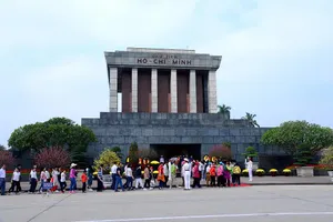 Nhân dân và du khách đến viếng Bác