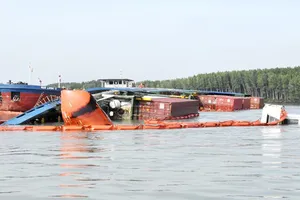 Thủ tướng yêu cầu ứng phó sự cố tràn dầu tàu vận tải tại Cần Giờ