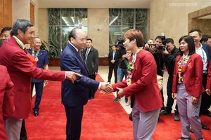 Thủ tướng Nguyễn Xuân Phúc đón các thành viên Đội tuyển bóng đá nữ. Ảnh: VGP