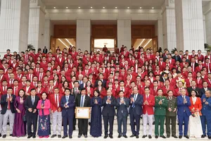 Thủ tướng cùng các đại biểu chụp ảnh lưu niệm với đoàn thể thao Việt Nam trước Trụ sở Chính phủ. Ảnh: VGP
