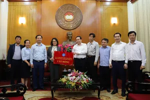 Ông Trần Thanh Mẫn tiếp nhận ủng hộ