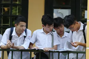 Thí sinh tranh thủ ôn bài trước khi vào thi. Ảnh: QUANG PHÚC