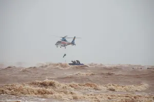 Lực lượng Đặc công nước và tổ bay trực thăng của Bộ Quốc phòng cứu hộ thuyền viên.