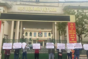 Phụ huynh, học sinh “kêu cứu” trong  thời gian dài 