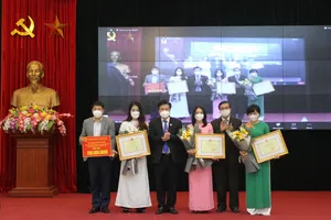 Trao giải cho các tác giả đoạt giải  ​