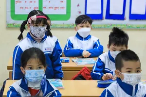 Học sinh đến trường tuân thủ các biện pháp phòng chống dịch. Ảnh: QUANG PHÚC