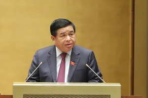 Bộ trưởng Bộ KH-ĐT Nguyễn Chí Dũng trình bày Tờ trình về dự án Luật Đấu thầu (sửa đổi). Ảnh: QUANG PHÚC