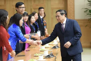 Thủ tướng Phạm Minh Chính gặp gỡ, chúc mừng các nhà giáo tiêu biểu. Ảnh: VIẾT CHUNG