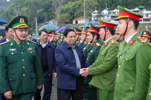 Thủ tướng Phạm Minh Chính đến thăm và chúc tết các lực lượng đang làm nhiệm vụ tại Cửa khẩu quốc tế Trà Lĩnh, huyện Trùng Khánh, tỉnh Cao Bằng, chiều 1-1-2024. Ảnh: VIẾT CHUNG