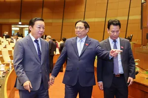 Thủ tướng Phạm Minh Chính trao đổi với Phó Thủ tướng Trần Hồng Hà và Bộ trưởng Bộ TN-MT tại phiên họp Quốc hội thảo luận về dự thảo Luật Đất đai (sửa đổi) sáng 15-1. Ảnh: QUANG PHÚC