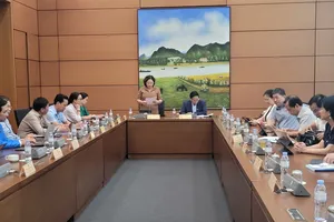 Các đại biểu thảo luận tổ chiều 8-6. Ảnh: PHAN THẢO