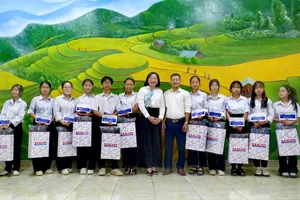 Báo SGGP trao hỗ trợ cho nhà trường, học sinh ở Tuyên Quang