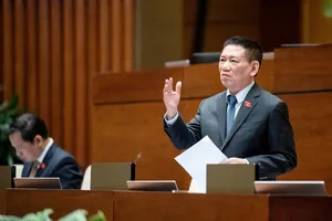 Phó Thủ tướng, Bộ trưởng Bộ Tài chính Hồ Đức Phớc phát biểu giải trình, làm rõ một số vấn đề đại biểu Quốc hội nêu. Ảnh: VIẾT CHUNG