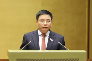 Bộ trưởng Bộ GTVT Nguyễn Văn Thắng trình bày tờ trình về việc điều chỉnh chủ trương đầu tư Dự án Cảng hàng không quốc tế Long Thành. Ảnh: QUANG PHÚC