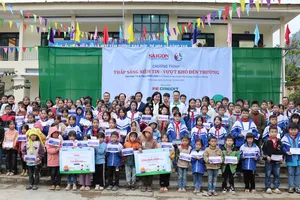 Báo SGGP trao 350 triệu đồng tiền và quà đến học sinh Hà Quảng, Cao Bằng