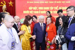 Chủ tịch Ủy ban Trung ương MTTQ Việt Nam Đỗ Văn Chiến gặp mặt, vinh danh tập thể, cá nhân người Việt Nam ở nước ngoài tiêu biểu