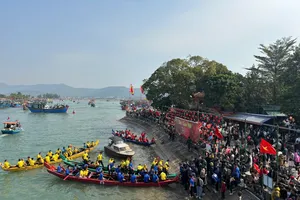 Lễ hội đua thuyền vào dịp Tết nguyên đán hàng năm ở Quỳnh Phương, Hoàng Mai, Nghệ An. Ảnh: HƯƠNG NGUYỄN